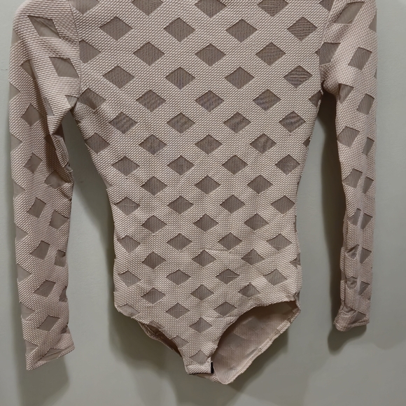 FASHIONNOVA Long Sleeve beige checkered bodysuit - Picture 1 of 12